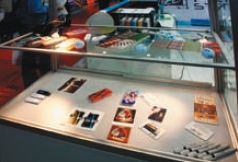 В витрине с образцами— лишь малая толика того, что по плечу владельцам малоформатного УФ-принтера Roland VersaUV LEF-12