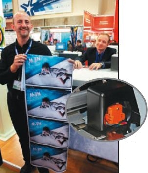 Михаэль Вортман (Mutoh) демонстрирует одно из применений текстильной новинки компании. Справа — гнездо крепления спектрофотометра SpectroVue VM-10 (опция) на модели ValueJet 1324