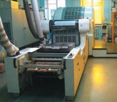 Заклеенное жёлтой плёнкой окно на заднем плане служит для защиты УФ-красок от солнечного света. Для печати на пластиках необходимо мгновенное отверждение краски 