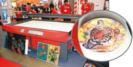 Первый показ планшетного УФ-принтера Victor KJ2512-12 (100 900 долл.) на стенде 