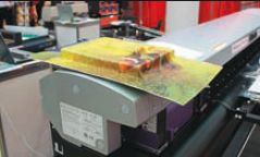 На УФ-принтере Mimaki UJV-160 можно запечатывать пластик для последующей формовки гибкими УФ-чернилами