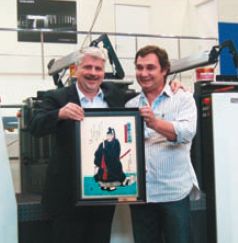 Кульминационный момент пресс-конференции: генеральный директор YAM International Винсент Пирсон вручает хозяину машины японскую гравюру. Алексей Решетняк получает их при каждой покупке машин Komori. Эта — уже третья