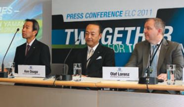 Поскольку речь шла о стратегии развития, довести её до собравшихся взялись высшие руководители во главе с президентом Konica Minolta Business Technologies Шои Ямана (слева), президентом Konica Minolta Business Solutions Europe Кеном Осуга (вцентре) и генеральным менеджером подразделения международного маркетинга Олафом Лоренцом