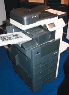 Поразительно, но модели bizhub 36/42 будут первыми на рынке МФУ формата А4, в которые через лоток ручной подачи можно будет подавать бумагу… А3!