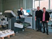 Слева направо: старший региональный представитель 