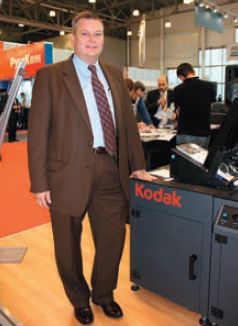 На выставке состоялась российская премьера Prosper — пока в виде системы впечатывания Prosper S5, на фоне которой сфотографировался Эрик Оуэн