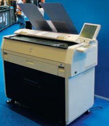 Konica Minolta впервые представила в России многофункциональные электрофотографические инженерные широкоформатные аппараты KIP. Пока — монохромные KIP 700M и KIP 7100. Кроме печати, они поддерживают цветное сканирование и копирование на другой плоттер. Вассортименте KIP есть и цветные аппараты, интересные для салонов оперативной полиграфии