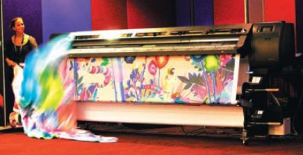 Представление обеих новых моделей было обставлено со всей торжественностью: на снимке девушка снимает покрывало с HP Designjet L28500 