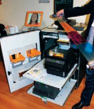 В Kodak подчёркивают, что только к их термосублимационным принтерам для системы Apex поставляются комплекты расходных материалов на печать 1000снимков. Значит, заменять их приходится реже. Внушает уважение и обилие металла— изнего сделаны корпуса системы и принтеров. Вомногих точках продаж запас прочности не помешает