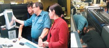 Алексей Брызгалов, инструктор по печатному оборудованию, главный технолог типографии и печатник обсуждают настройку машины. Участие печатника в регулировке — обязательное условие