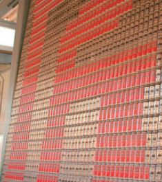 Фотографировать на заводе не разрешают. Выложенный пивными банками иероглиф 