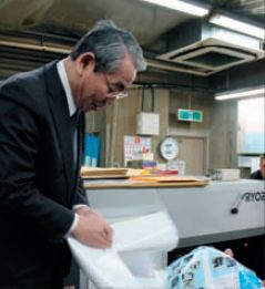 Хозяин типографии с удовольствием демонстрирует: только что вышедший из машины оттиск абсолютно сухой