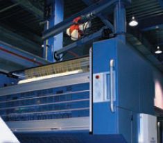 Нам показывали в работе специализированную машину для голографического лакирования и холодного тиснения формата 1050. Аналогичное решение предлагается для серии 750. Очевидно, что в типографии оптимально использовать именно специализированную машину, а не более длинную с несколькими печатными секциями — выше гибкость