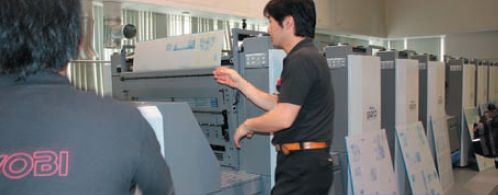 Ryobi 928P — перфектор, близкий к идеалу. Он заметно компактнее, чем полноформатные длинные аналоги, а опция LED-UV избавляет печатников от головной боли с отмарыванием лицевой стороны при печати оборота. Готовые листы сразу отправляют на фальцовку