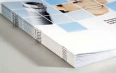 Имеющая U-образную форму скрепка с петелькой позволяет удобно хранить вместе многостраничные изделия. Для работы по такой технологии необходимы специальные головки для шитья. Правильно разместив вдоль корешка 2 или 4 скрепки, получим продукт, который можно подшить в папку для файлов. Фото: Muller Martini