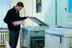 Два дупликатора марки Riso в типографии загружены печатью книг и брошюр, ещё несколько — изготовлением листовок, этикеток и т. п.