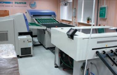 Вероятно, это единственное производственное помещение типографии с постоянно работающим оборудованием, куда персонал наведывается лишь время от времени — загрузить новую порцию пластин в кассеты (раз в два часа) и забрать готовые формы