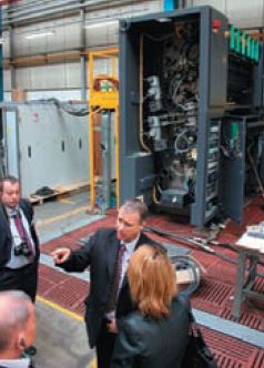 Как объяснил Келсалл, секции журнальных машин после сборки устанавливают рядом по две (на заднем плане видна одна из такой пары) и проверяют, пропуская сквозь них бумажное полотно. Тестируется только работоспособность системы, а качество печати — уже на месте у заказчика. Аналогично и для фальцаппаратов. Газетные машины собирают, но проверяют без проводки бумажного полотна. Подобная практика сложилась с годами и не вызывает нареканий у заказчиков — в любом случае завод и поставщик могут снять с себя ответственность, только когда печатная машина заработает как надо в типографии