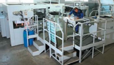 Varimatrix 105: во время смены заданий из машины извлекается и переносится на стол рама с сотовой нагревательной плитой. Приладка делается вне машины — это удобно. Имеется две плиты, поэтому оператору не приходится ждать, пока плита остынет 