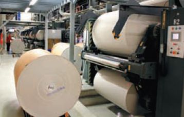 Так выглядит конфигурация T90 со стороны рулонных зарядок. Доставлять и заряжать большие рулоны шириной 1680мм удобно по единственному и прямому транспортёру