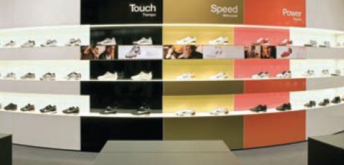 Стойка в магазине Nike выполнена с использованием плёнок Avery 900 Ultimate Cast и наружных ламинатов DOL