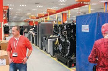 Границы станций на полу обозначены жёлтыми линиями. Сверху — табличка с номером станции и красной лампой. Оназагорается, если рабочий сталкивается с проблемой, которая может помешать завершить операцию вовремя. Тогдана помощь прибудет 