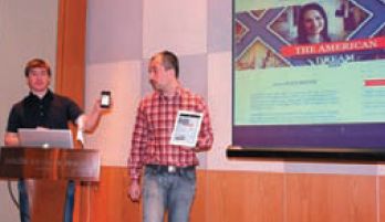 А. Козьяков (слева) и О. Сидоренко демонстрируют возможности инструментария Adobe по отображению одного и того же содержания на разных платформах: смартфоне, планшете и настольном компьютере