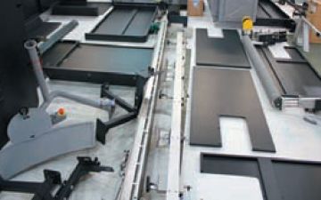 Перед сборкой детали раскладывают и проверяют комплектность для очередного этапа