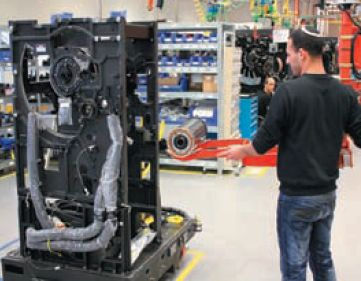 В 2008 г. такого ещё не было — тяжёлые детали перемещают и устанавливают с помощью подвесных манипуляторов