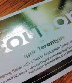 Kurz разослала персонализированные фольгой приглашения на свой стенд. Изготовить их традиционным способом с помощью штампов было бы баснословно дорого