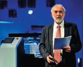 На протяжении всей выставки Бенни Ланда лично (!) проводил по несколько зажигательных презентаций в день перед до отказа заполненным людьми амфитеатром. С8мая прямые трансляции презентаций начали выводить на большой экран над ресепшеном стенда Landa. И там тоже собирались толпы… (Предоставлено Landa)