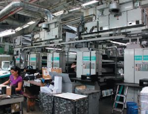 Рулонным машинам Cromoset, которых на комбинате 9, уже почти 20 лет, но они по-прежнему в строю. На снимке — Cromoset печатает на два полотна по схеме 2+2