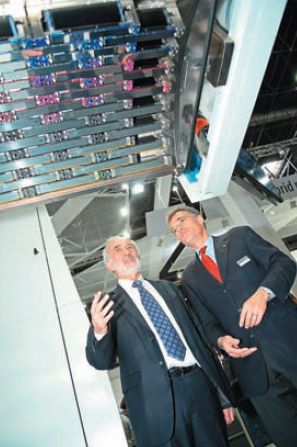 Изобретатель нанографии Бенни Ланда и президент KBA Клаус Больца-Шюнеманн на фоне массива печатающих головок KBA RotaJET 76