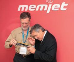 Представитель Memjet предлагает Хельмуту оценить размеры сопел печатающей головки на базе технологии MEMS
