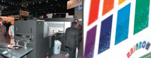 Scodix с опцией Rainbow: на лак наносятся частицы глиттера, придающие поверхности роскошный вид. При наличии этой опции действительно можно говорить о 