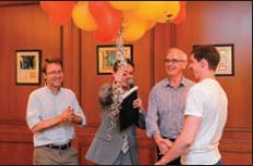 Представители UPM вручили приз победителю в соревнованиях по гольфу Сергею Голову (типография 