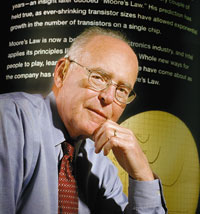 В 1965 году Гордон Мур сформулировал свой прогноз темпов развития кремниевой технологии. Многие десятилетия спустя закон Мура продолжает действовать, во многом благодаря уникальному опыту Intel в области кремниевых технологий