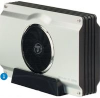 При первом же взгляде на StoreJet 35 Ultra бросается в глаза крупный вентилятор, установленный на боковой панели устройства. Увы, невзирая на большой диаметр (80 мм), он достаточно шумный, однако стоит признать, что со своей основной задачей «пропеллер» справляется довольно неплохо