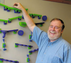 Скотт Фалман: «Очень интересно было наблюдать за тем, как смайлики и предложенный мною принцип «поворота головы набок», подобно вирусу, стремительно распространились по планете. Первое сообщение было адресовано местному научному сообществу, затем смайлики попали в другие университеты и, наконец, через Internet проникли домой к людям и покорили весь мир»