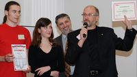 Юрий Горвиц вручает сертификаты победителям — команде Кубанского государственного университета