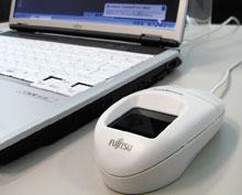 Для регистрации на ПК с подключенным к нему сканером пользователям необходимо поднести ладонь на расстояние нескольких сантиметров от считывающего устройства и удерживать ее в этом положении примерно секунду