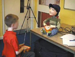 Kaspar выполняет базовые действия человека, улыбаясь и жестикулируя, которые привлекают детей, страдающих аутизмом, своей простотой и предсказуемостью