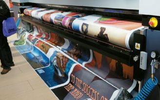 В числе особенностей Durst Rho 500R — массив печатающих головок Quadro 30D Array с удвоенным количеством дюз на цвет (2048), контроль температуры головок и точное позиционирование капель