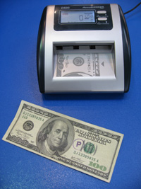 Сканер купюр AccuBanker D500 может быть адаптирован к работе с разными валютами 