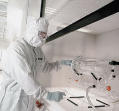 BASF уже сейчас поставляет химикаты многим производителям микросхем, но в соответствии с достигнутыми договоренностями IBM будут предоставлены не только материальные, но и интеллектуальные ресурсы. Каждая из компаний намерена сделать ставку на свои сильные стороны. Большая часть задач, связанных с синтезом химических реактивов и тестированием, ляжет на плечи BASF, в то время как созданием прототипов и приложений займется IBM