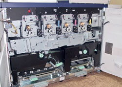 DocuColor 8000AP внутри. Вверху — 4 станции нанесения тонера; ниже— промежуточный ремень для сборки изображения; ещё ниже— механизм транспортировки бумаги