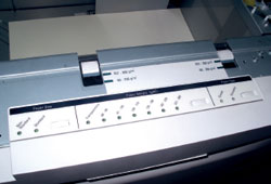 Кнопки на лотках подачи нужны для выбора плотности и типа бумаги. Эти же данные нужно указать в RIP при отправке задания на печать. Тогда принтер выберет правильный лоток для подачи или будет ждать загрузки бумаги требуемого типа