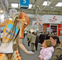 Cамым младшим посетителям CeBIT — конфеты. Но взять-то их у такого чудища страшно!