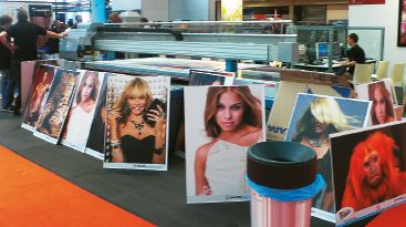 Мощный вакуумный стол аппарата Gandinnovations Jeti 1224 Nanojet 2 надёжно фиксирует более 73 разновидностей сертифицированных для печати на нём жёстких и гибких материалов 