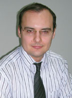 Свитайло демонстрирует магнитную бумагу Xerox UltraMagnet Paper с белой глянцевой поверхностью и прорезиненным чёрным оборотом для ЦПМ Xerox DocuColor iGen3. Специальным устройством можно намагнитить лист в течение 8 секунд